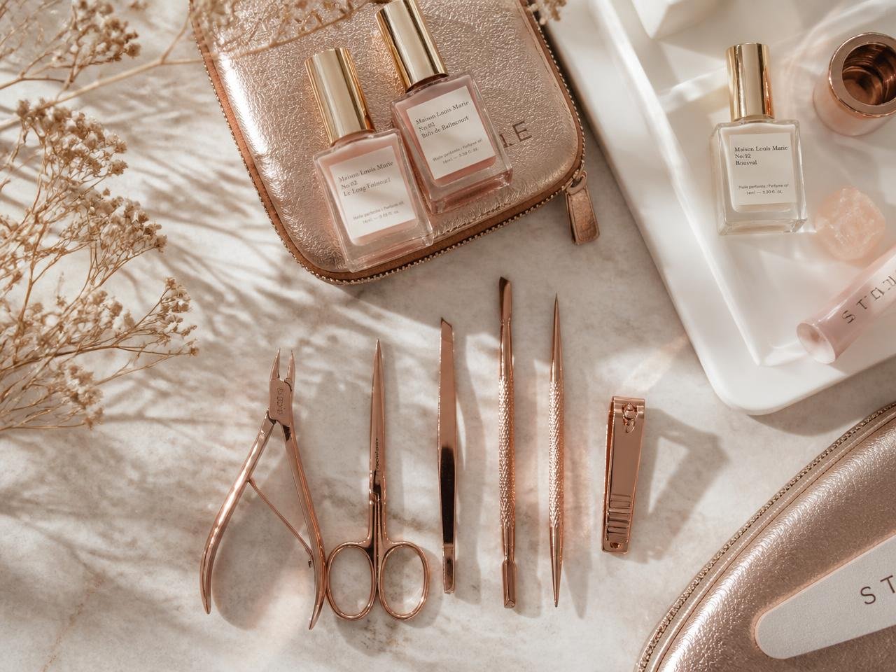 Instrumentos de manicure higienizados organizados sobre superfície bege